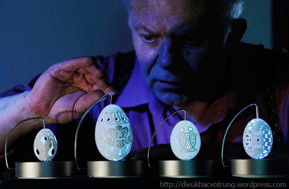Franc Grom - nghệ sỹ khắc trứng người Slovenia